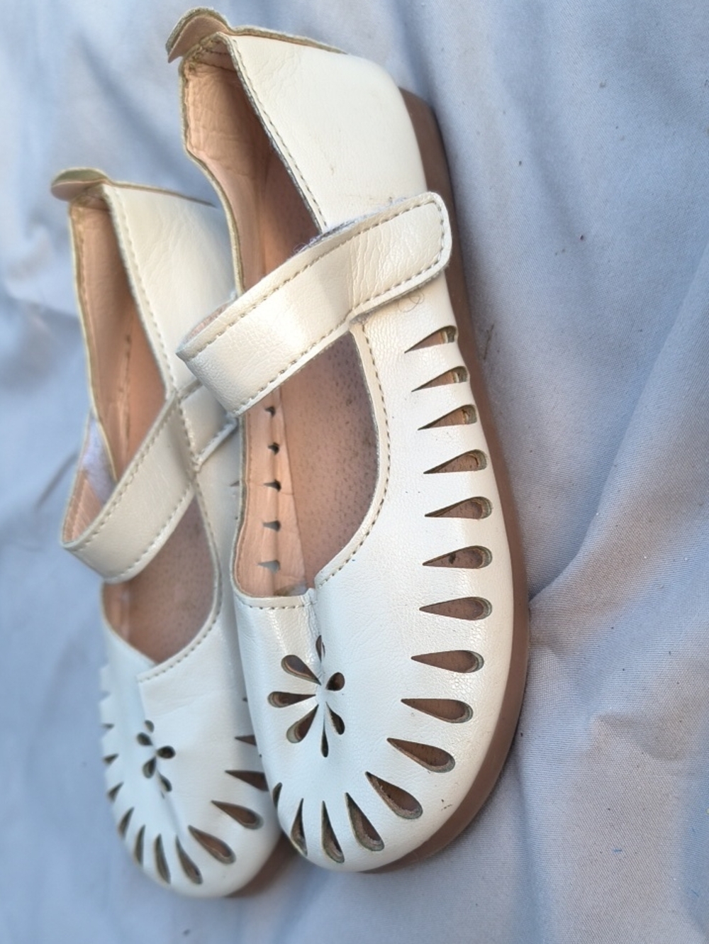 L'Amour Shoes – Girls' Leather Flower Cutout / Perforated Mary Jane Shoes